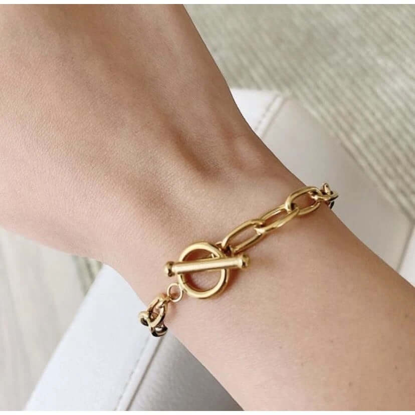 Gold chain bracelet with toggle clasp on wrist – Links & Loops Jewellery